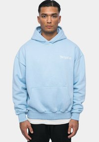 Helleblaue Kapuzenjacke aus weichem Material, mit einer Vordertasche, gerippten Bündchen und einem kleinen weißen Logo auf der Brust.