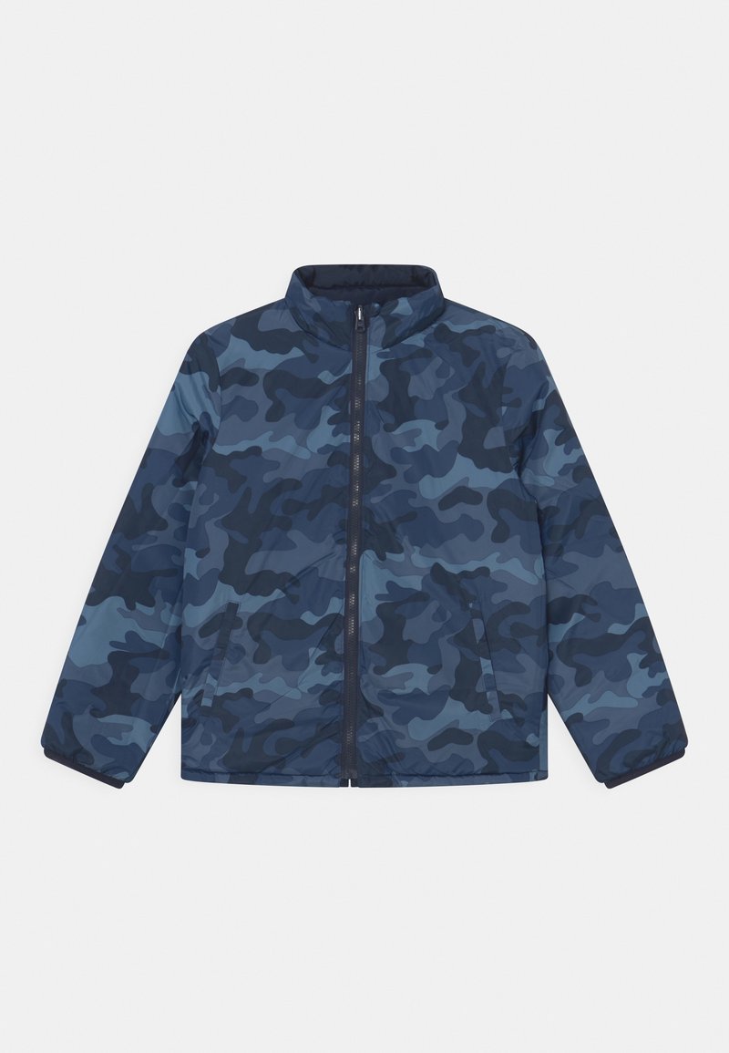 Veste zippée à motif camouflage bleu et bleu foncé, manches longues et col montant, posée à plat sur fond blanc.