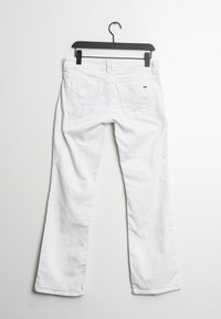 Vaqueros de denim blanco con corte ajustado, que presentan dos bolsillos traseros con detalles de costura y un gancho para colgar. Sin patrones ni acentos visibles.