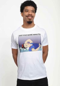 Biała bawełniana koszulka z nadrukiem kreskówkowej księżniczki leżącej, o ciemnych włosach i niebieskiej sukience, z napisem "Tylko pięć minut dłużej."