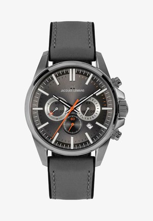 Montre chronographe avec un boîtier en métal gris, un bracelet en cuir gris, un cadran noir et gris, des accents orange et trois sous-cadrans pour le chronométrage.