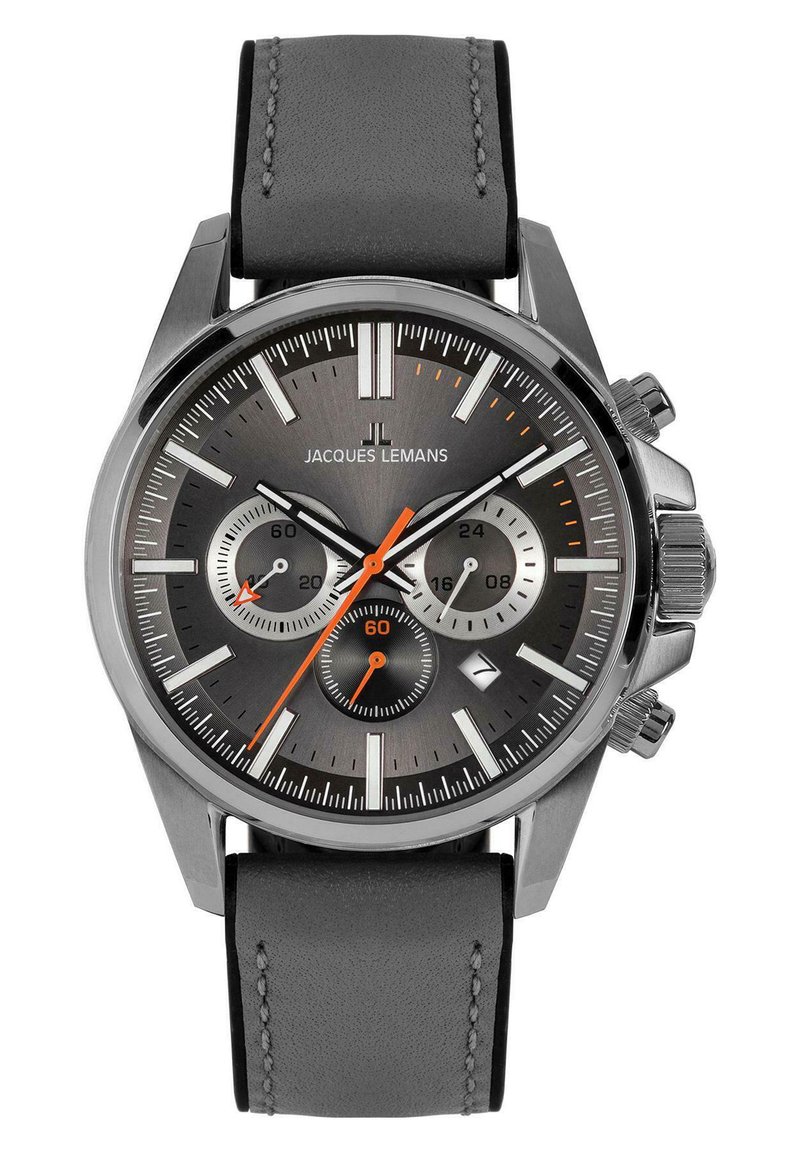 Chronograaf horloge met een grijze metalen kast, grijze leren band, zwart en grijs wijzerplaat, oranje accenten en drie subdials voor tijdmeting.