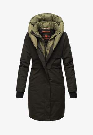 Manteau d'hiver noir long avec une capuche rembourrée verte, fermeture éclair à l'avant et accents de boutons. Possède des poignets côtelés et une taille cintrée.