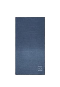 Tessuto in stoffa blu con effetto colore sfumato, caratterizzato da una trama liscia e un logo ricamato nell'angolo inferiore.