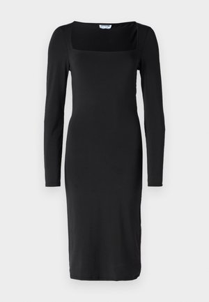 Crna haljina dugih rukava s kvadratnim izrezom, napravljena od glatkog materijala, s prilagođenim dizajnom i do koljena dužine.