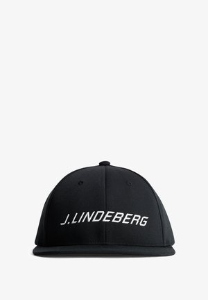 Cappello nero in tessuto con visiera piatta. Presenta il testo ricamato bianco "J. LINDEBERG" sul davanti. Ha occhietti di ventilazione e una corona strutturata.