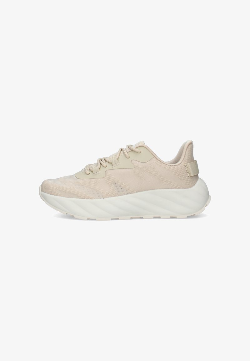 Baskets de sport beige avec tige en tissu texturé, semelle épaisse blanche ondulée, fermeture à lacets et languette au talon.