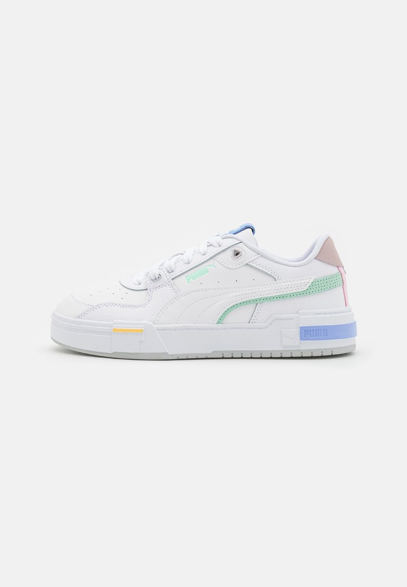 Sneakers bianchi con tomaia in pelle testurizzata, caratterizzati da accenti verdi, blu e rosa, suola spessa e punta rinforzata.