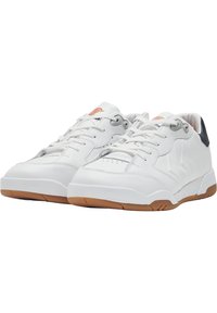 Vita idrottsskor med gummisula, snörningsdesign och grå accenter. Har perforerad tå för andningsförmåga och texturerade sidopaneler.