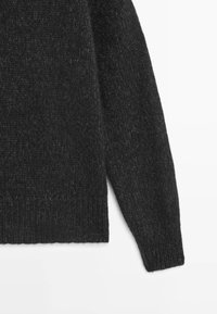 Dunkelgrauer gestrickter Pullover mit strukturiertem Obermaterial, entspannter Passform, langen Ärmeln und geripptem Saum. Keine Muster oder zusätzlichen Details.