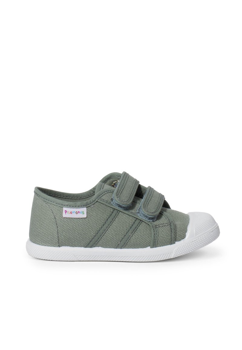 Scarpe di tela verdi con due cinturini in Velcro, punta in gomma bianca, parte superiore testurizzata e cuciture a contrasto. Piccola etichetta con logo sul lato.