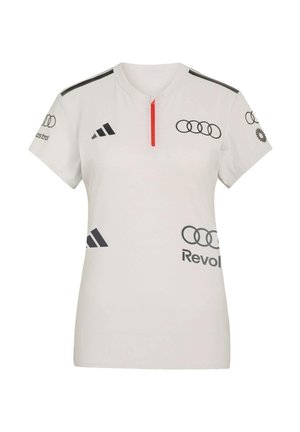 Weißes Sportshirt mit kurzen Ärmeln, versehen mit schwarzen Adidas- und Audi-Logos, einem roten Reißverschlussdetail sowie weiteren Sponsorlogos an Ärmeln und Rumpf.