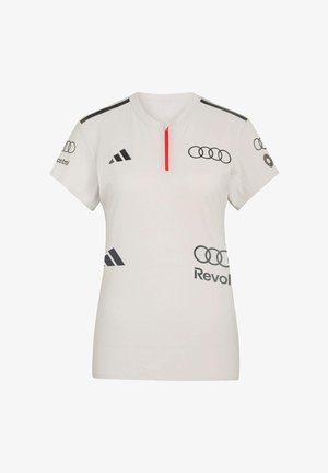 Weißes Sportshirt mit kurzen Ärmeln, versehen mit schwarzen Adidas- und Audi-Logos, einem roten Reißverschlussdetail sowie weiteren Sponsorlogos an Ärmeln und Rumpf.