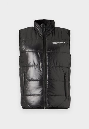 Czarna, błyszcząca, pikowana kamizelka bez rękawów z wysokim kołnierzem, przednim zamkiem błyskawicznym, zamykanymi kieszeniami oraz białym logo "Karl Lagerfeld Jeans" na piersi.