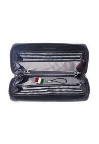 Zwarte lederen portemonnee met een zilverkleurig interieur, meerdere kaartsleuven en een ritsvak. Voorzien van een klein charm in de vorm van de Italiaanse vlag.