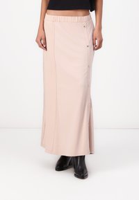Helle rosa Maxikleid mit elastischem Bund und seitlichen Knopfverschlüssen. Verfügt über eine glatte Textur und ein knöchellanges Design.