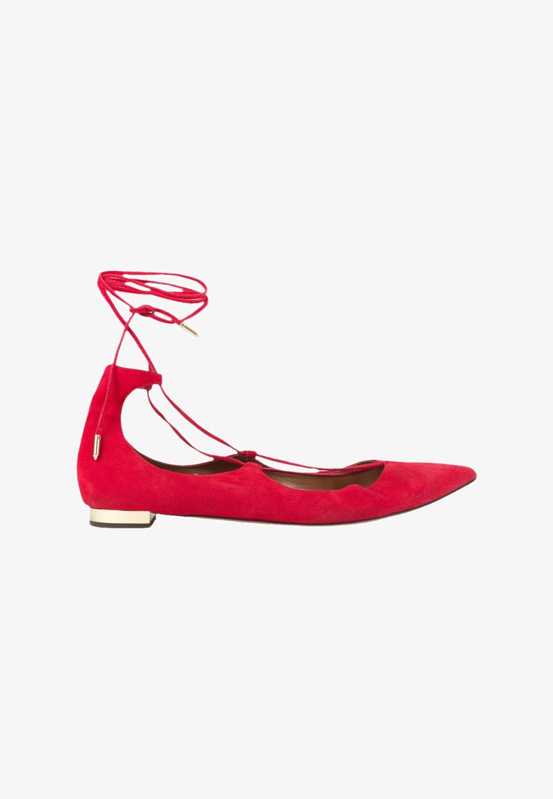 Chaussure plate en daim rouge avec un bout pointu, des lanières à lacets autour de la cheville et un petit talon orné d’une touche dorée.
