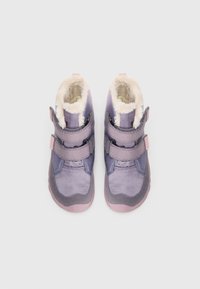 Lila und rosa Winterstiefel mit einem weichen, plüschigen Futter, doppelten Klettverschlüssen und einer strukturierten Gummisohle.