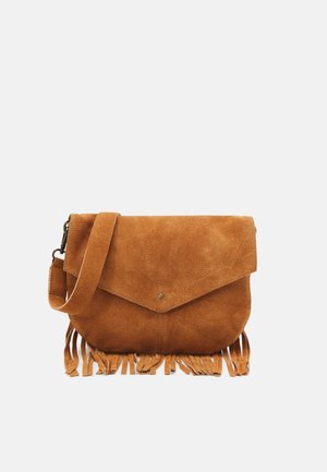 Sac bandoulière en daim marron avec fermeture à rabat, couture tressée, sangle réglable et détails en franges le long du bord inférieur.