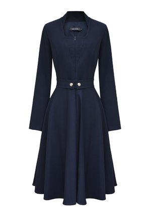 Granatowa sukienka z długimi rękawami, dopasowanym korpusem, ściągniętą w taliach, ozdobiona dwoma guzikami, z rozkloszowanym dołem i bez kołnierzyka.