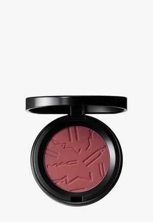 Kompakte schwarze Make-up-Tasche geöffnet, um tiefrosa gepresstes Puder mit eingeprägtem MAC-Logo und abstrakten linearen Mustern zu zeigen.