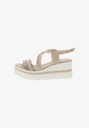 Sandales à plateforme beige avec une sangle texturée en motif serpent et une boucle de cheville réglable. Semelle blanche avec un accent beige subtil.