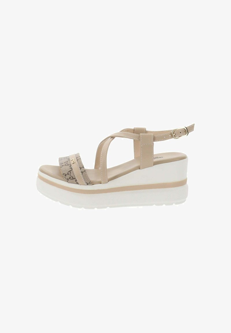Sandali platform beige con una cintura texturizzata a motivo serpente e fibbia alla caviglia regolabile. Suola bianca con un sottile accento beige.