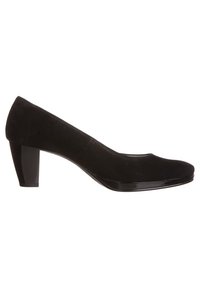Zwarte suède pump met hoge hak en een ronde neus, een glanzende zwarte hak en een gladde textuur. Het lage vampdesign vergroot de zichtbaarheid van de voet.