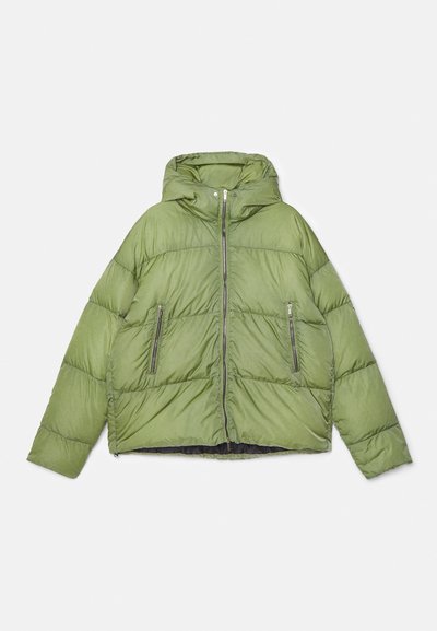 Casaco acolchoado com capuz na cor verde-azeitona, apresentando um fecho de correr frontal completo e dois bolsos laterais com fecho de correr. Tecido suave com um acabamento ligeiramente brilhante.