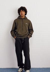Carhartt WIP HOODED SCRIPT EMBROIDERY - Jersey con capucha - cypress/white