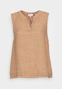 Haut marron en lin sans manches avec un col en V, présentant un motif texturé subtil et un détail d'ourlet superposé. Tissu léger et respirant.