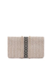 Clutch rectangular tejido en crema con acentos de flecos, que presenta una banda central con un patrón geométrico en blanco y negro. Superficie texturizada.