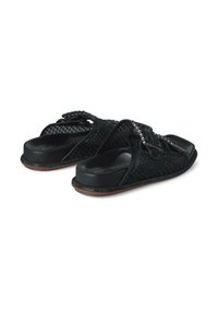 Zwarte slide sandalen met een geweven mesh bovenwerk, gestructureerde zool en subtiele glanzende accenten. Flat design geschikt voor casual draagcomfort.