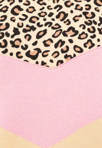 Le panneau présente une base beige avec un accent en chevron rose et un dessus recouvert d'un motif léopard en noir et des tons de pêche doux.
