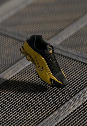 SHOX R4 UNISEX - Športni copati - metallic gold-colouredblack