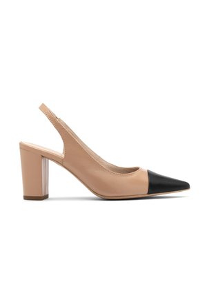 Beige leren slingback hakken met een zwarte spitse neus. Blokhak met een lichte textuur, voorzien van een afgeronde uitsnijding.