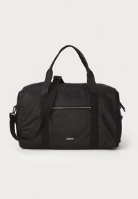 Zwarte duffelbag van duurzaam nylon. Beschikt over dubbele handgrepen aan de bovenkant, een verstelbare schouderband en een voorzak met rits. Soepele textuur.