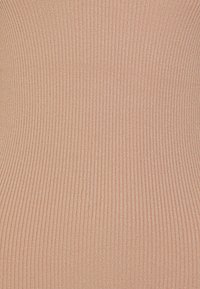 Ribattu materiaali vaaleanpunaisena, jossa on hienot pystysuorat viivat. Sileä pinta, jossa on hento kiilto. Rakenteellinen muotoilu, vartalonmyötäinen siluetti.