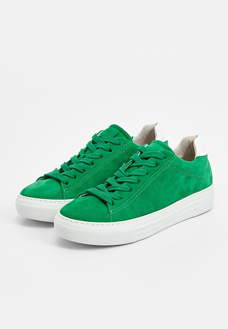 Grüne Wildleder-Sneaker im Low-Top-Design mit weißen Gummisohlen und grünen Schnürsenkeln, nebeneinander auf einem weißen Hintergrund gezeigt.