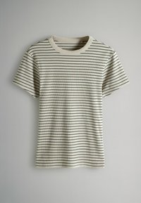 Gestreiftes T-Shirt in Beige mit dünnen schwarzen horizontalen Streifen, mit einem gerippten runden Ausschnitt und kurzen Ärmeln. Glatte Textur.