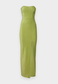 Vestido verde sem alças feito de um tecido brilhante, apresentando um corpete ajustado e uma fenda lateral até a coxa. Textura suave, design até ao chão.