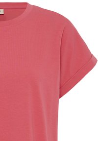 Tricou roz coral cu mâneci scurte și tivuri rulante, cu guler rotund, confecționat din țesătură moale de bumbac.