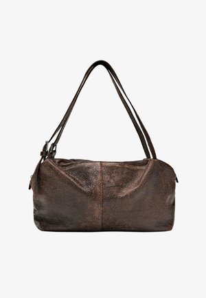 Braune Ledertasche mit strukturierter Oberfläche, abgerundeter Form, zwei langen Riemen und Reißverschluss. Minimalistisches Design ohne zusätzliche Verzierungen.