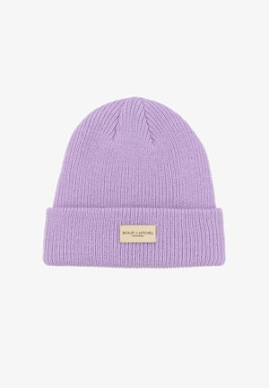 Lavendel gebreide beanie met een omgeslagen rand, beschikt over een rechthoekig beige label met de opdruk "BICKLEY + MITCHELL" en "AMSTERDAM."