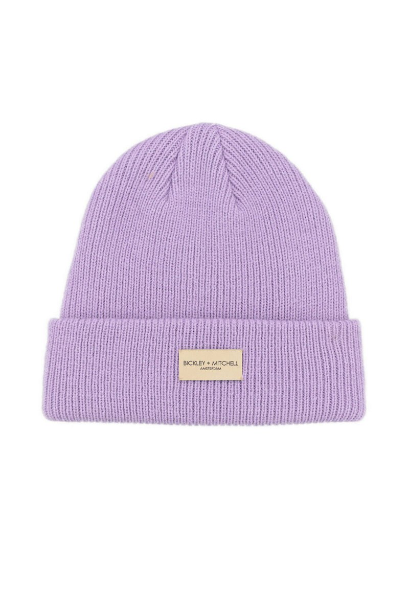 Lavendel gebreide beanie met een omgeslagen rand, beschikt over een rechthoekig beige label met de opdruk "BICKLEY + MITCHELL" en "AMSTERDAM."