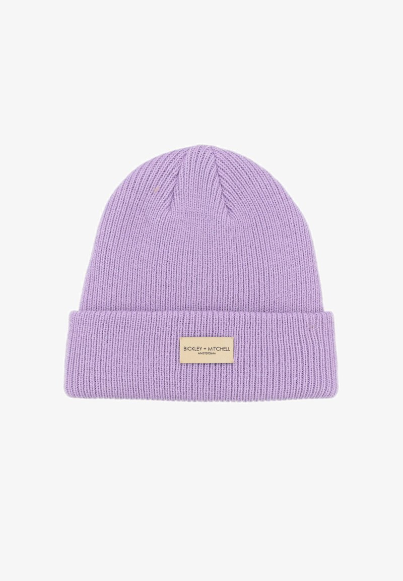 Lavendel gebreide beanie met een omgeslagen rand, beschikt over een rechthoekig beige label met de opdruk "BICKLEY + MITCHELL" en "AMSTERDAM."