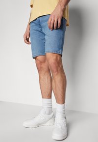 Wrangler TEXAS - Shorts vaqueros - guardian