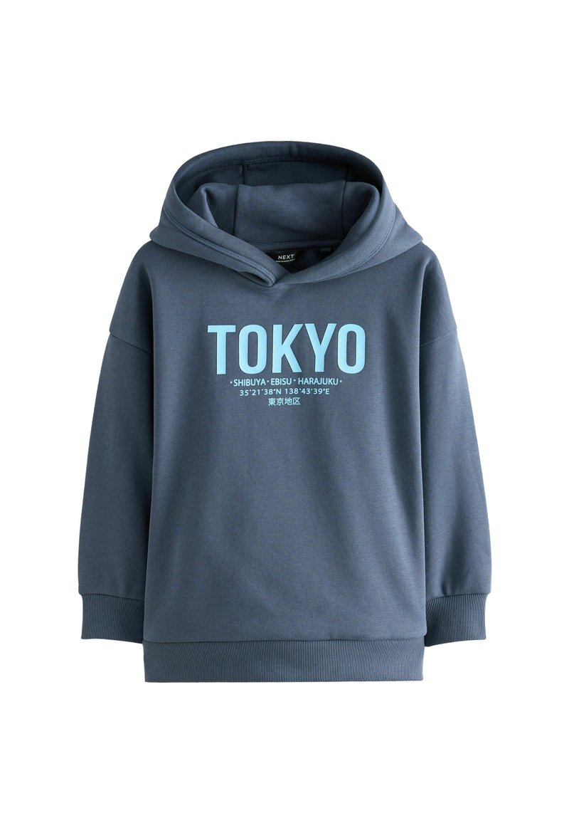 Sweatshirt à capuche bleu foncé avec "TOKYO" en grandes lettres bleu clair et un texte plus petit listant Shibuya, Ebisu, Harajuku et les coordonnées géographiques.