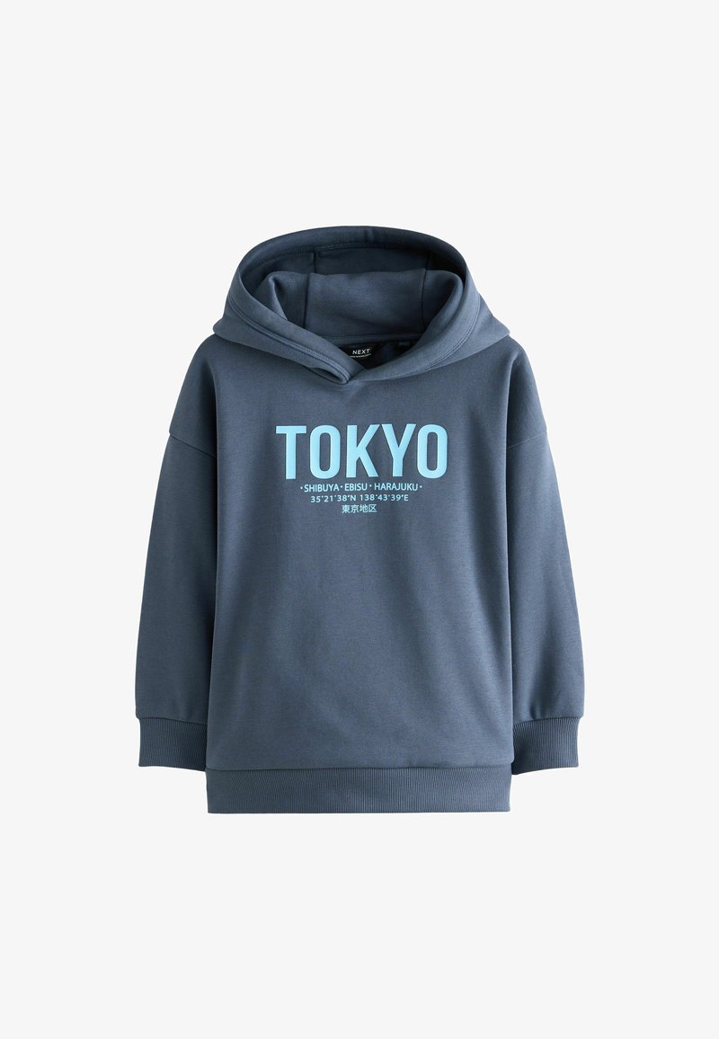 Donkerblauwe hoodie met "TOKYO" in grote lichtblauwe letters en kleinere tekst met de namen Shibuya, Ebisu, Harajuku en geografische coördinaten.