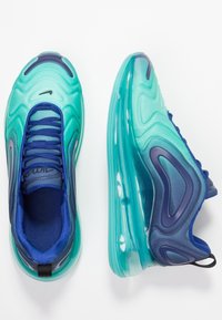 Sneakers Nike Air Max w gradientowych odcieniach aqua i niebieskim, z siateczkową cholewką, teksturowanym wzorem falistym oraz widoczną jednostką poduszki powietrznej.